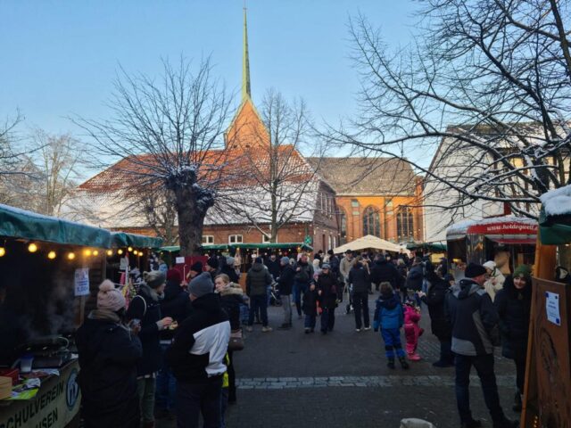 Der Weihnachtsmarkt in Stelle wurde am Wochenende gut besucht. Foto: Hamann