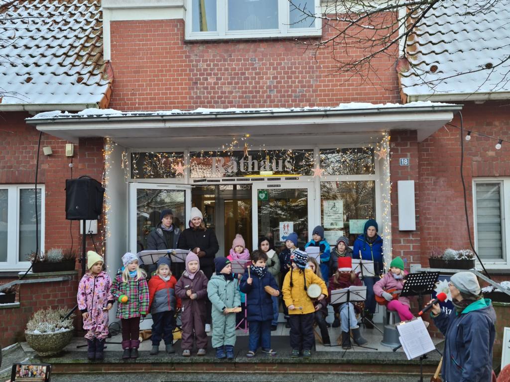 Kinder sorgten am Sonntag für weihnachtliche Klänge vor dem Rathaus in Stelle. Foto: Hamann