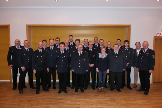 Die beförderten und geehrten Mitglieder der freiwilligen Feuerwehr Stelle. Foto: FF Stelle