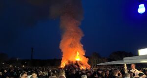 Das Osterfeuer am Bardenweg zog hunderte Besucher und viele Familien nach Stelle. Foto: Rumpelt