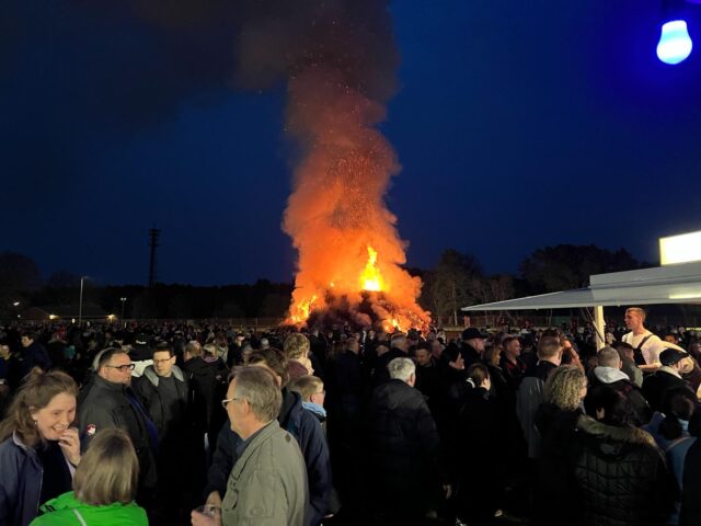 Das Osterfeuer am Bardenweg zog hunderte Besucher und viele Familien nach Stelle. Foto: Rumpelt