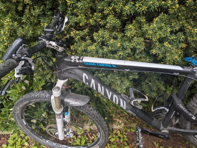 Wem gehört dieses Mountainbike mit St. Pauli Sticker? Foto: Polizei