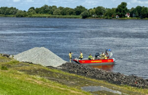 Mit Booten sucht die Feuerwehr auf der Elbe nach der vermissten Frau. Foto: Hamann