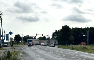 Der Landkreis Harburg baut in den kommenden Monaten eine neue Abbiegespur zur A39. Foto: Hamann