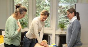 Informationen und Übungen zur Herzdruckmassage waren beim Herzaktionstag im Gesundheitsamt besonders gefragt. Die Übungen und Erläuterungen zum Umgang mit dem Defibrillator sollten den Besucherinnen und Besuchern die Scheu nehmen, im Notfall selbst zu helfen. Foto: Landkreis Harburg