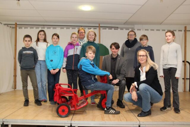 Die Kinder freuen sich über das Tretauto für die Pause, das Stabsstellenleiter Dr. Alexander Stark überreicht. Foto: Landkreis HarburgDie Kinder freuen sich über das Tretauto für die Pause, das Stabsstellenleiter Dr. Alexander Stark überreicht. Foto: Landkreis Harburg